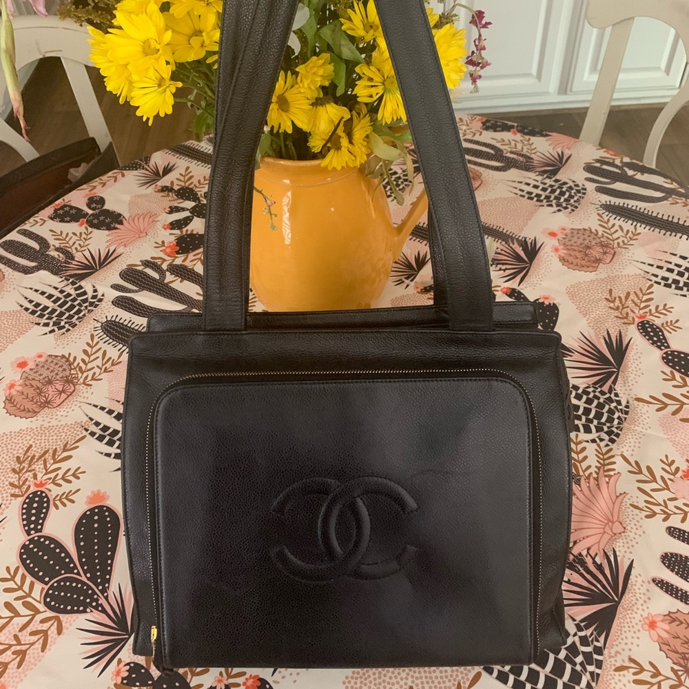 AUTHENTIC CHANEL CC Logo Caviar Skin Shoulder Tote